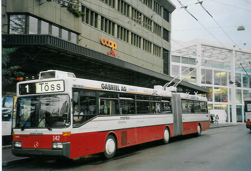 (071'105) - SW Winterthur - Nr. 142 - Mercedes Gelenktrolleybus am 15. September 2004 beim Hauptbahnhof Winterthur