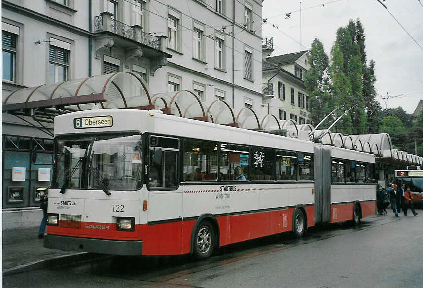 (071'106) - SW Winterthur - Nr. 122 - Saurer/FHS Gelenktrolleybus am 15. September 2004 beim Hauptbahnhof Winterthur