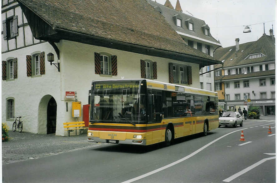 (071'225) - STI Thun - Nr. 77/BE 274'177 - MAN am 26. September 2004 in Thun, Sternenplatz