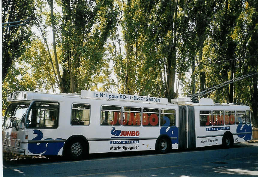 (071'323) - TN Neuchtel - Nr. 162 - FBW/Hess Gelenktrolleybus am 3. Oktober 2004 in Neuchtel, Dpt