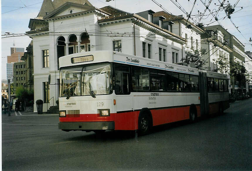 (071'436) - SW Winterthur - Nr. 129 - Saurer/FHS Gelenktrolleybus am 4. Oktober 2004 beim Hauptbahnhof Winterthur
