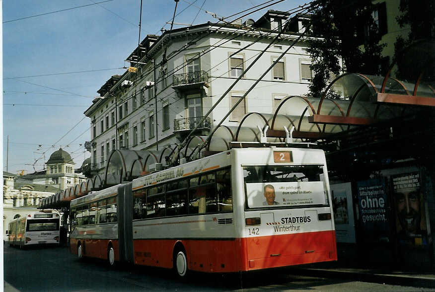 (071'503) - SW Winterthur - Nr. 142 - Mercedes Gelenktrolleybus am 4. Oktober 2004 beim Hauptbahnhof Winterthur