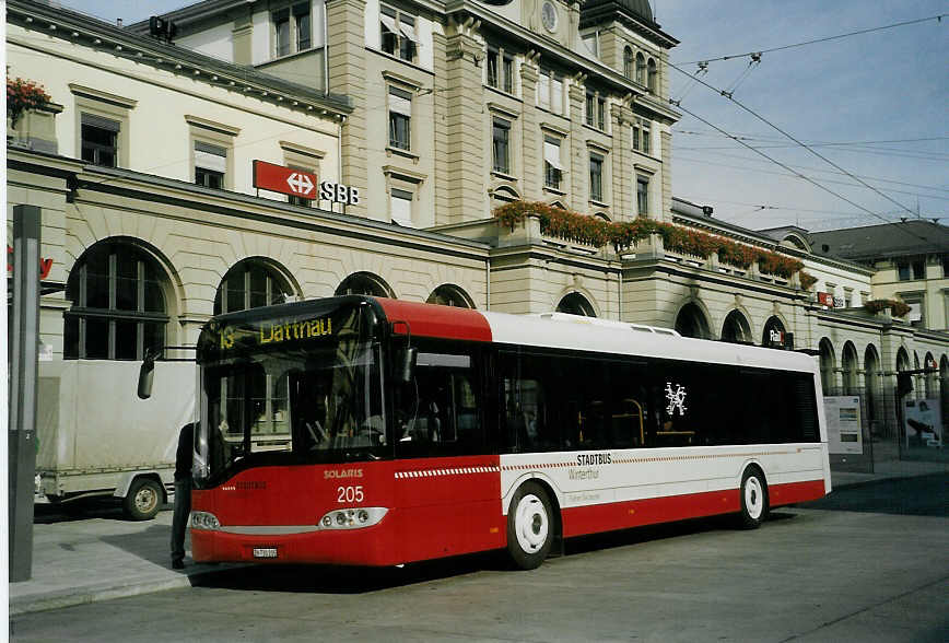 (071'511) - SW Winterthur - Nr. 205/ZH 730'205 - Solaris am 4. Oktober 2004 beim Hauptbahnhof Winterthur