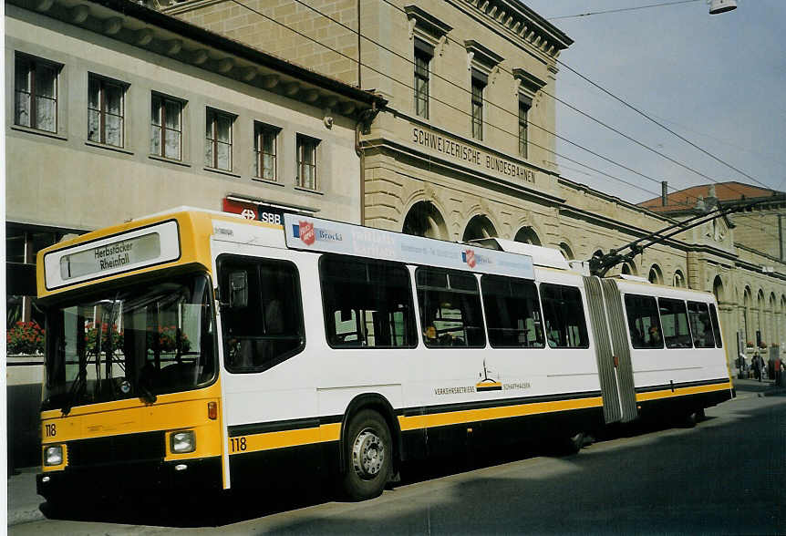 (071'520) - VBSH Schaffhausen - Nr. 118 - NAW/Hess Gelenktrolleybus am 4. Oktober 2004 beim Bahnhof Schaffhausen