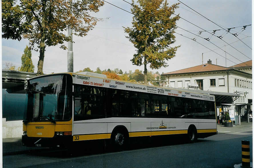 (071'521) - VBSH Schaffhausen - Nr. 33/SH 38'033 - Volvo/Hess am 4. Oktober 2004 beim Bahnhof Schaffhausen
