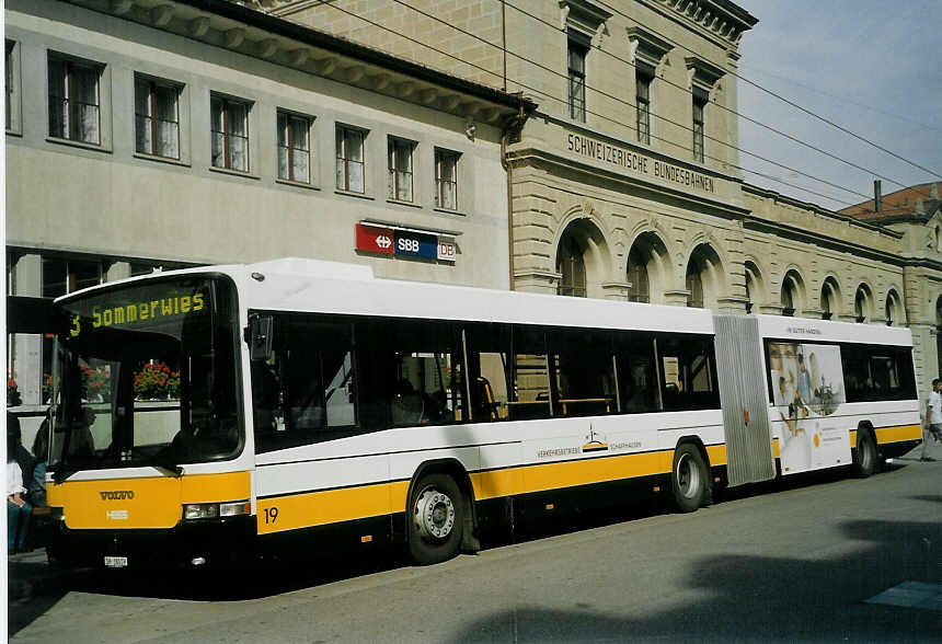 (071'533) - VBSH Schaffhausen - Nr. 19/SH 38'019 - Volvo/Hess am 4. Oktober 2004 beim Bahnhof Schaffhausen