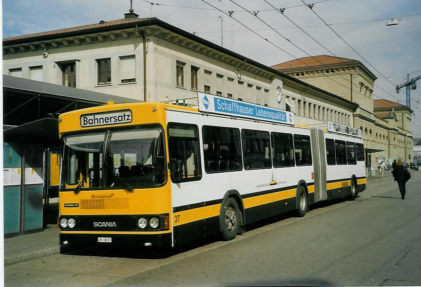 (071'534) - VBSH Schaffhausen - Nr. 37/SH 38'037 - Scania/FHS (ex Nr. 11) am 4. Oktober 2004 beim Bahnhof Schaffhausen