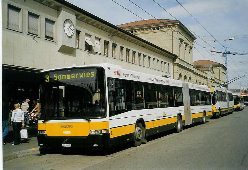 (071'613) - VBSH Schaffhausen - Nr. 8/SH 38'008 - Volvo/Hess am 4. Oktober 2004 beim Bahnhof Schaffhausen