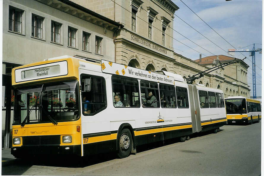 (071'614) - VBSH Schaffhausen - Nr. 117 - NAW/Hess Gelenktrolleybus am 4. Oktober 2004 beim Bahnhof Schaffhausen