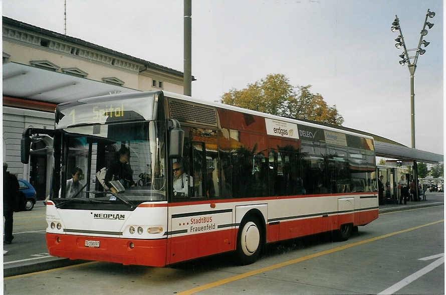 (071'631) - PostAuto Thurgau-Schaffhausen - Nr. 73/TG 158'097 - Neoplan (ex P 23'203) am 4. Oktober 2004 beim Bahnhof Frauenfeld
