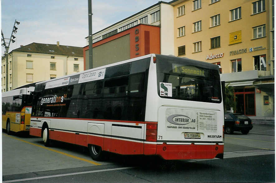 (071'635) - PostAuto Thurgau-Schaffhausen - Nr. 71/TG 158'095 - Neoplan (ex P 23'201) am 4. Oktober 2004 beim Bahnhof Frauenfeld