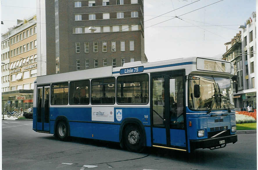 (071'714) - Binggeli, Studen - BE 20'044 - Volvo/Lauber (ex SBC Chur Nr. 16; ex Roth, Chur Nr. 29) am 5. Oktober 2004 in Biel, Guisanplatz
