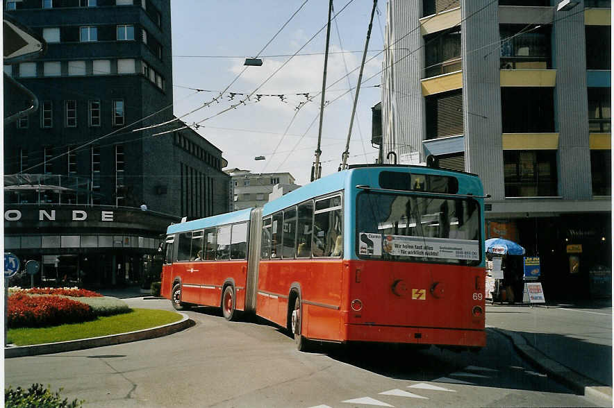 (071'716) - VB Biel - Nr. 69 - Volvo/R&J Gelenktrolleybus am 5. Oktober 2004 in Biel, Guisanplatz