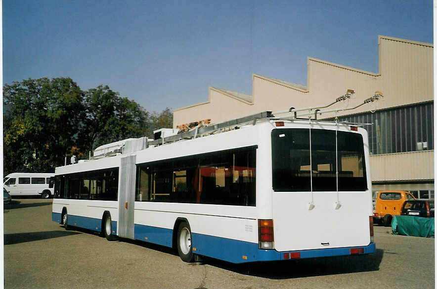 (071'803) - VBL Luzern - Nr. 202 - Hess/Hess Gelenktrolleybus am 5. Oktober 2004 in Bellach, Hess