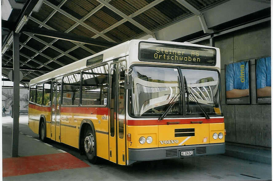 (071'824) - Steiner, Ortschwaben - Nr. 7/BE 336'245 - Volvo/Lauber am 8. Oktober 2004 in Bern, Postautostation