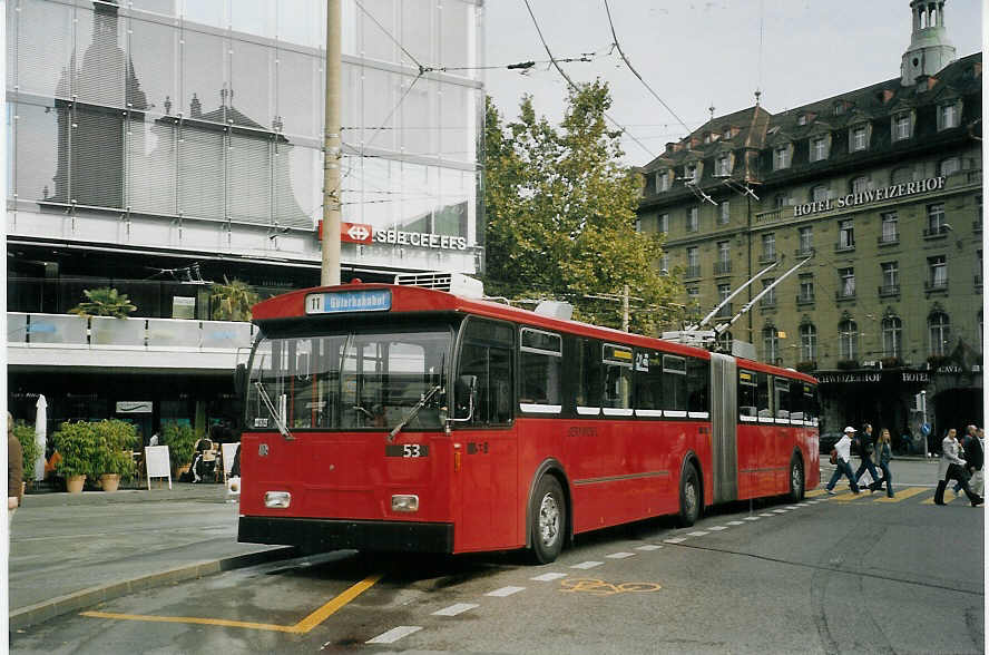 (071'827) - Bernmobil, Bern - Nr. 53 - FBW/R&J Gelenktrolleybus am 8. Oktober 2004 beim Bahnhof Bern