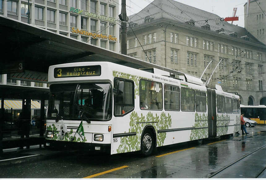 (071'917) - VBSG St. Gallen - Nr. 165 - NAW/Hess Gelenktrolleybus am 11. Oktober 2004 beim Bahnhof St. Gallen