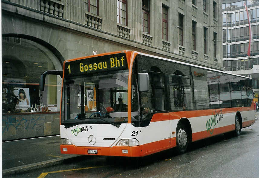 (072'011) - Regiobus, Gossau - Nr. 21/SG 258'921 - Mercedes am 11. Oktober 2004 beim Bahnhof St. Gallen 