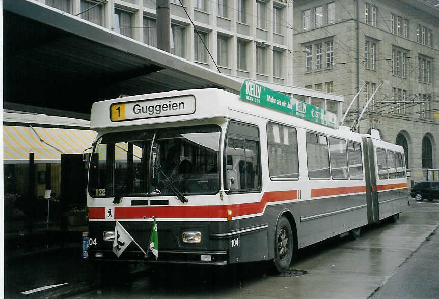 (072'033) - VBSG St. Gallen - Nr. 104 - Saurer/Hess Gelenktrolleybus am 11. Oktober 2004 beim Bahnhof St. Gallen