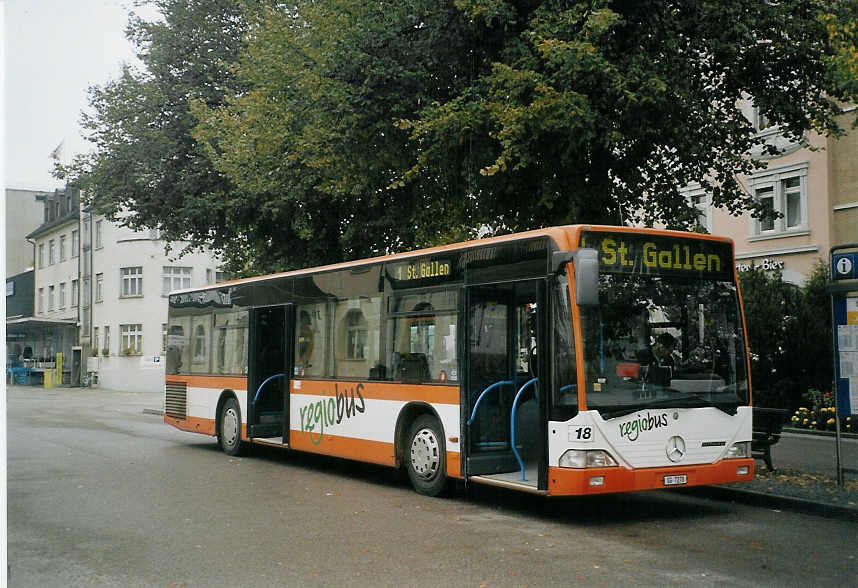 (072'105) - Regiobus, Gossau - Nr. 18/SG 7270 - Mercedes am 11. Oktober 2004 beim Bahnhof Gossau