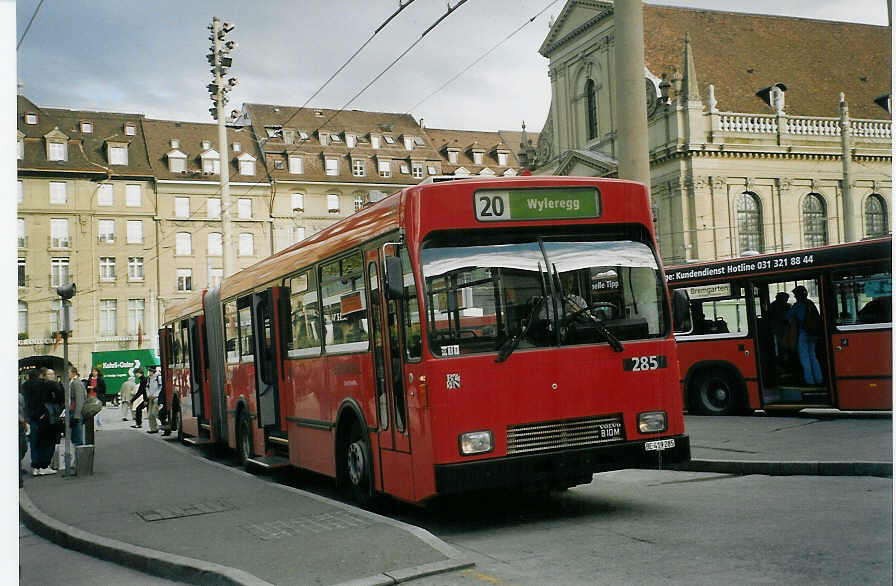 (072'217) - Bernmobil, Bern - Nr. 285/BE 419'285 - Volvo/R&J-Hess-Gangloff am 21. Oktober 2004 beim Bahnhof Bern