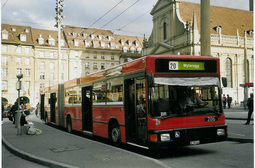 (072'218) - Bernmobil, Bern - Nr. 206/BE 500'206 - MAN am 21. Oktober 2004 beim Bahnhof Bern