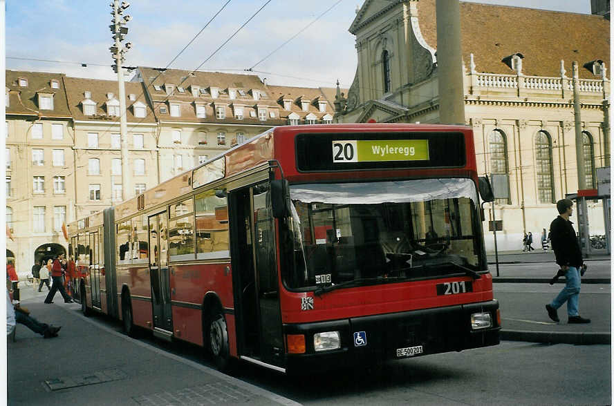 (072'220) - Bernmobil, Bern - Nr. 201/BE 500'201 - MAN am 21. Oktober 2004 beim Bahnhof Bern