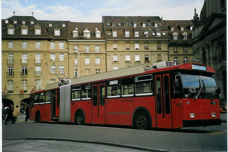 (072'223) - Bernmobil, Bern - Nr. 59 - FBW/Hess Gelenktrolleybus am 21. Oktober 2004 beim Bahnhof Bern