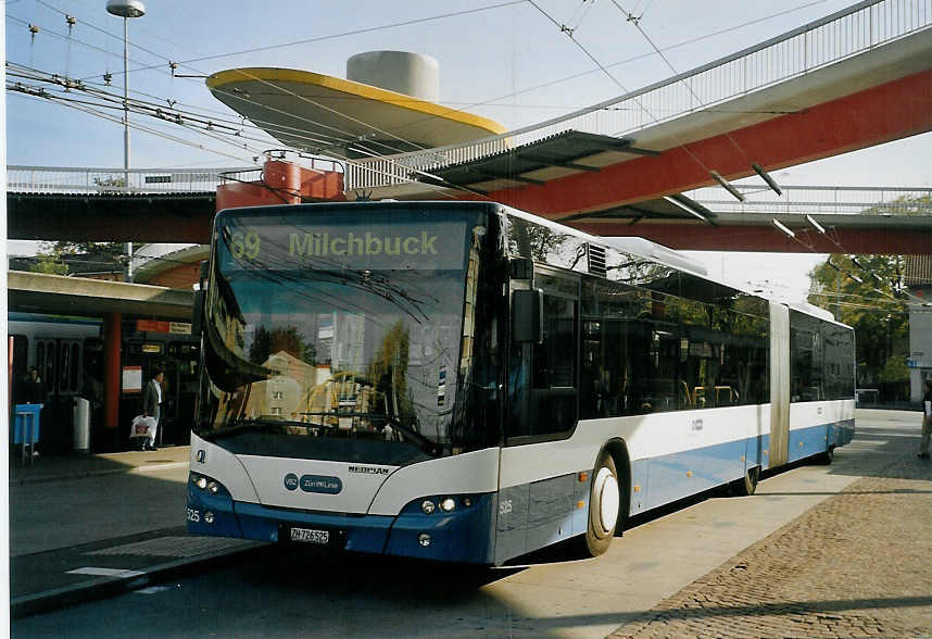 (072'226) - VBZ Zrich - Nr. 525/ZH 726'525 - Neoplan am 23. Oktober 2004 in Zrich, Bucheggplatz