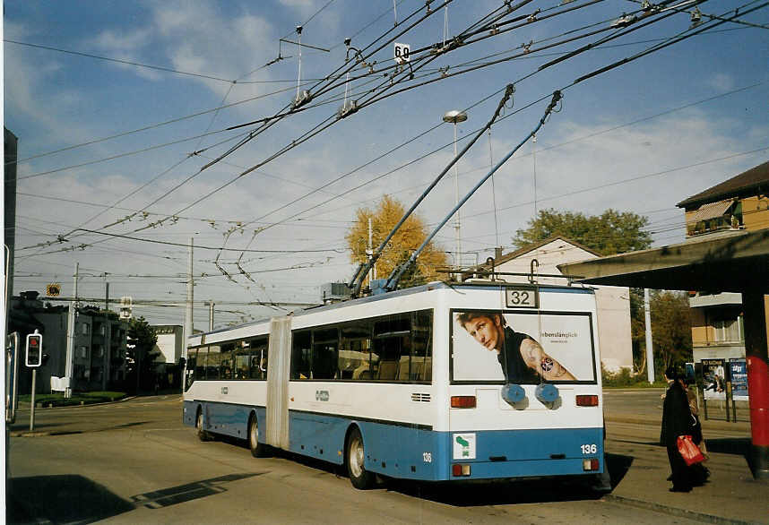 (072'229) - VBZ Zrich - Nr. 136 - Mercedes Gelenktrolleybus am 23. Oktober 2004 in Zrich, Bucheggplatz