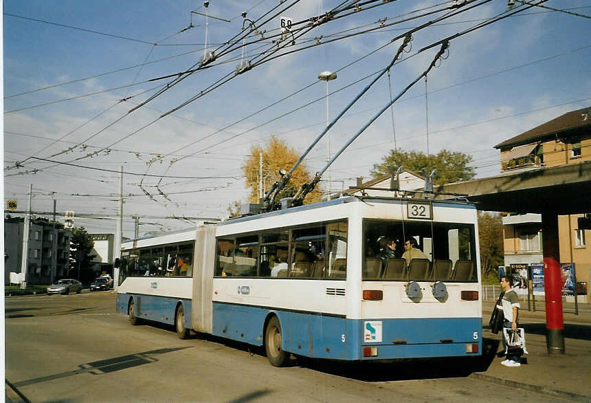 (072'231) - VBZ Zrich - Nr. 5 - Mercedes Gelenktrolleybus am 23. Oktober 2004 in Zrich, Bucheggplatz