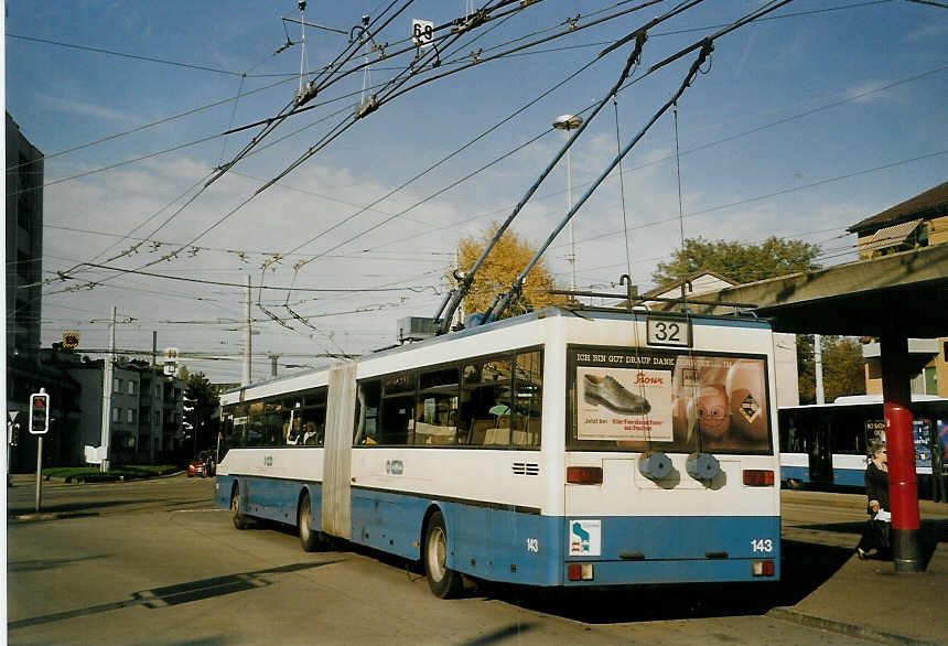 (072'234) - VBZ Zrich - Nr. 143 - Mercedes Gelenktrolleybus am 23. Oktober 2004 in Zrich, Bucheggplatz