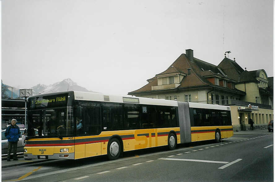 (072'827) - STI Thun - Nr. 107/BE 521'107 - MAN am 29. November 2004 beim Bahnhof Spiez