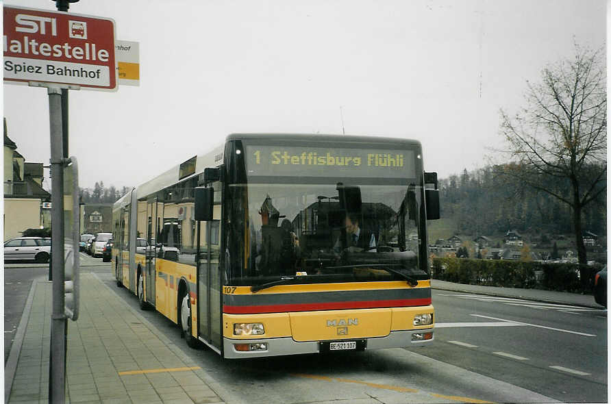 (072'830) - STI Thun - Nr. 107/BE 521'107 - MAN am 29. November 2004 beim Bahnhof Spiez