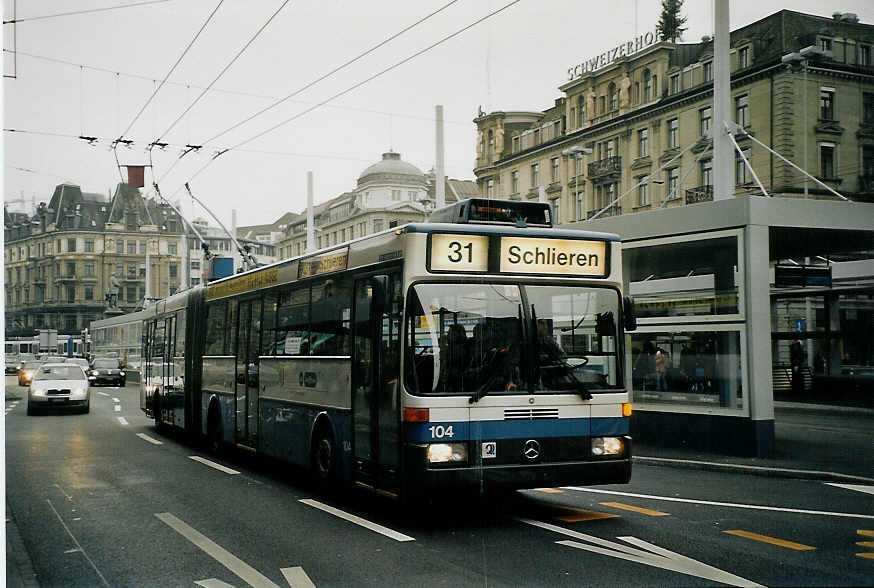 (073'003) - VBZ Zrich - Nr. 104 - Mercedes Gelenktrolleybus am 11. Dezember 2004 beim Bahnhof Zrich