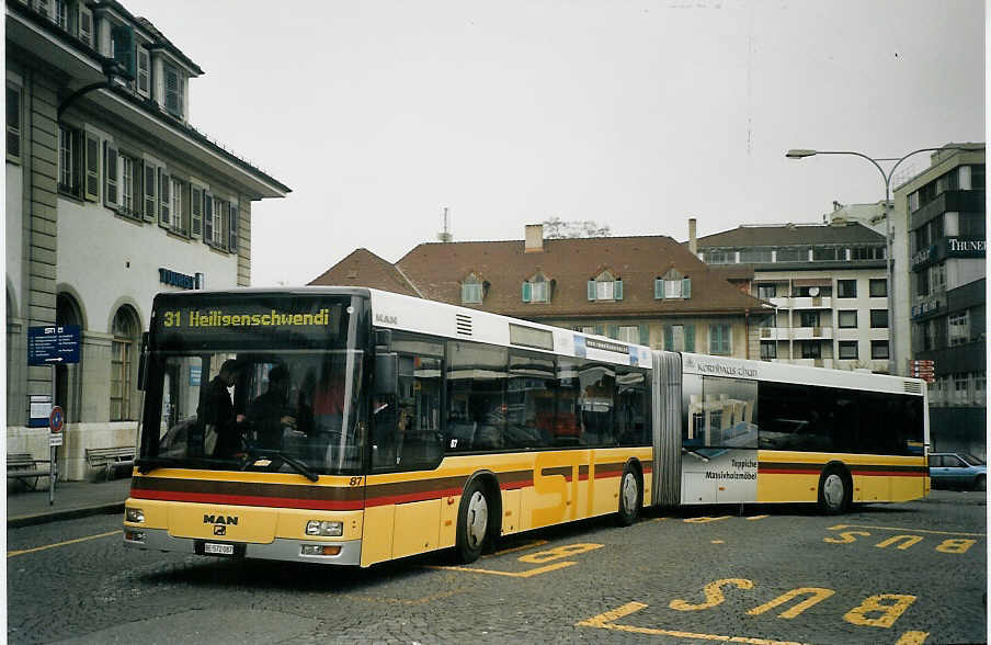 (073'111) - STI Thun - Nr. 87/BE 572'087 - MAN am 12. Dezember 2004 beim Bahnhof Thun