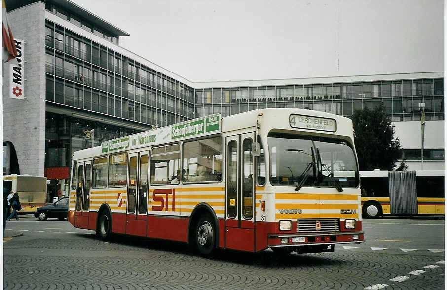 (073'119) - STI Thun - Nr. 31/BE 419'031 - Volvo/R&J (ex SAT Thun Nr. 31) am 12. Dezember 2004 beim Bahnhof Thun