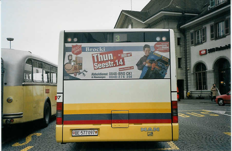 (073'132) - STI Thun - Nr. 97/BE 577'097 - MAN am 12. Dezember 2004 beim Bahnhof Thun