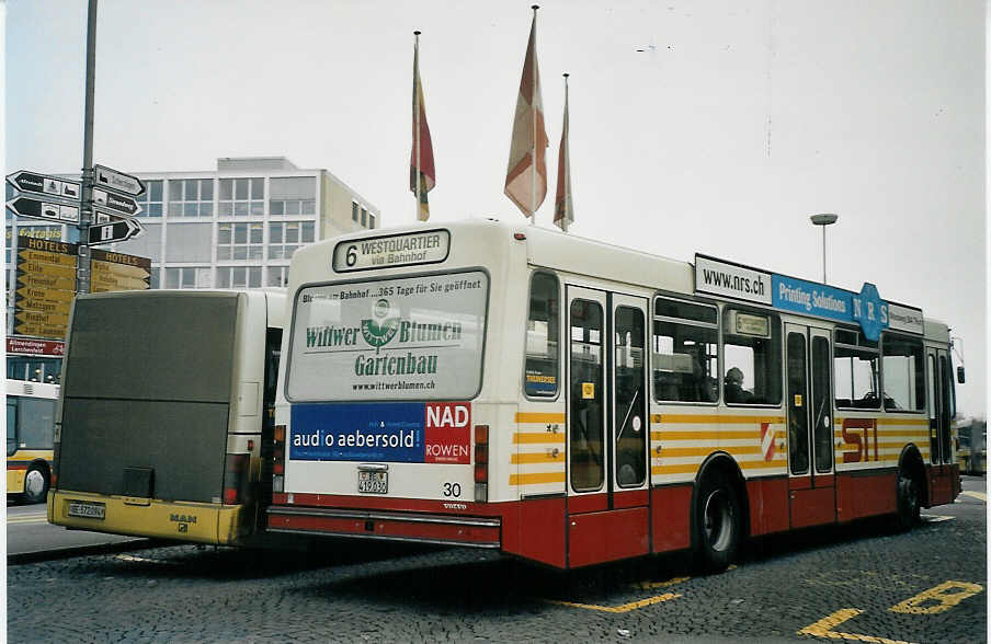 (073'136) - STI Thun - Nr. 30/BE 419'030 - Volvo/R&J (ex SAT Thun Nr. 30) am 12. Dezember 2004 beim Bahnhof Thun