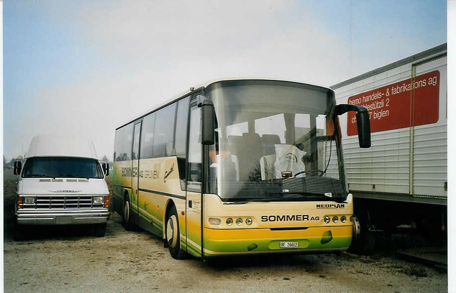 (073'213) - Sommer, Grnen - BE 26'602 - Neoplan am 12. Dezember 2004 in Belp, ABAG