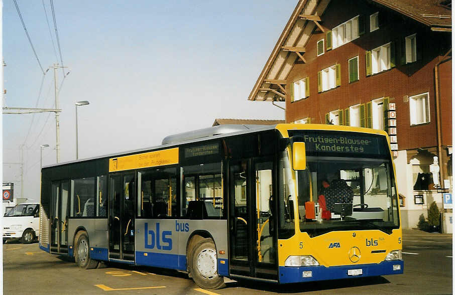 (073'226) - AFA Adelboden - Nr. 5/BE 26'705 - Mercedes am 12. Dezember 2004 beim Bahnhof Reichenbach