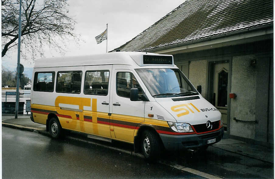 (073'301) - STI Thun - Nr. 1/BE 300'401 - Mercedes am 18. Dezember 2004 beim Bahnhof Thun