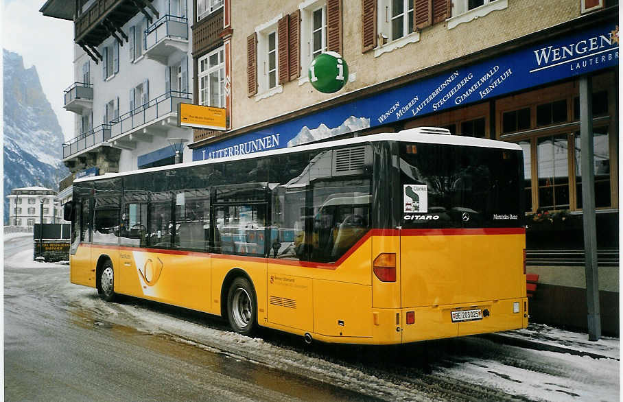 (073'308) - Schmocker, Stechelberg - Nr. 3/BE 203'025 - Mercedes am 18. Dezember 2004 in Lauterbrunnen, Postautostation
