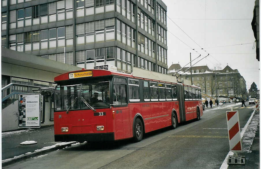 (073'334) - Bernmobil, Bern - Nr. 33 - FBW/Hess Gelenktrolleybus am 20. Dezember 2004 in Bern, Schanzenstrasse