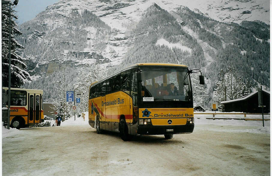 (073'430) - AVG Grindelwald - Nr. 30/BE 171'240 - Mercedes am 29. Dezember 2004 beim Bahnhof Grindelwald