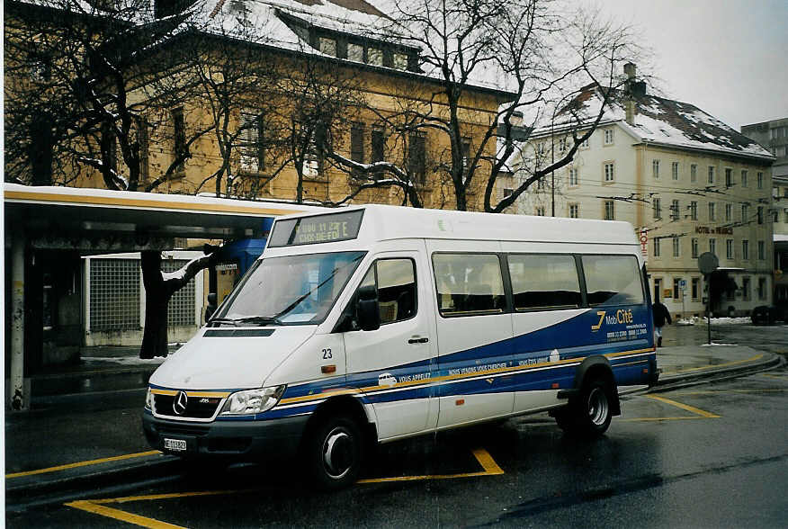 (073'514) - MobiCit, La Chaux-de-Fonds - Nr. 23/NE 113'823 - Mercedes am 1. Januar 2005 beim Bahnhof La Chaux-de-Fonds