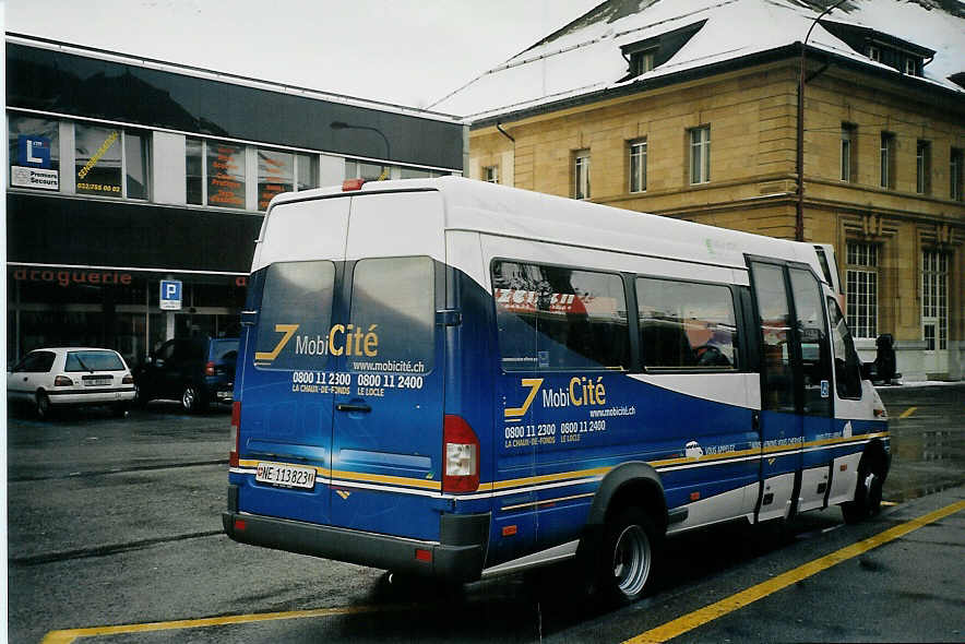 (073'515) - MobiCit, La Chaux-de-Fonds - Nr. 23/NE 113'823 - Mercedes am 1. Januar 2005 beim Bahnhof La Chaux-de-Fonds