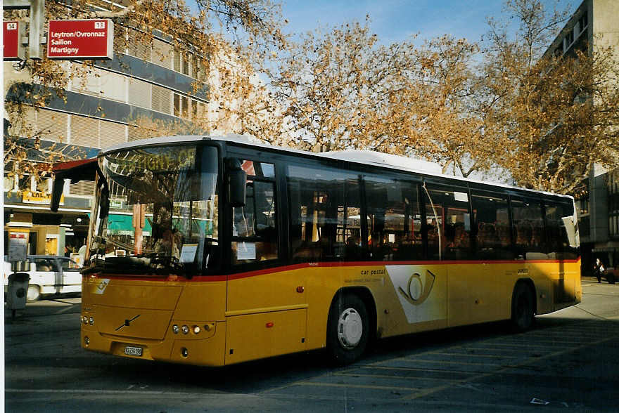(073'621) - Buchard, Leytron - VS 234'190 - Volvo am 1. Januar 2005 beim Bahnhof Sion