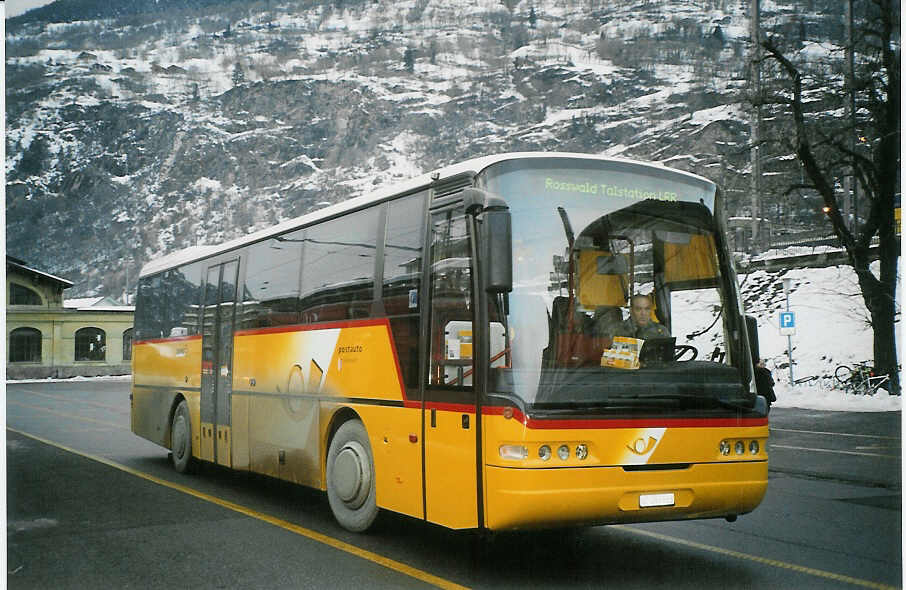 (073'632) - PostAuto Oberwallis - VS 243'888 - Neoplan (ex P 25'154) am 1. Januar 2005 beim Bahnhof Brig