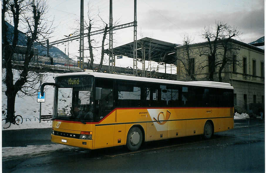 (073'633) - PostAuto Oberwallis - VS 241'971 - Setra (ex P 26'025) am 1. Januar 2005 beim Bahnhof Brig